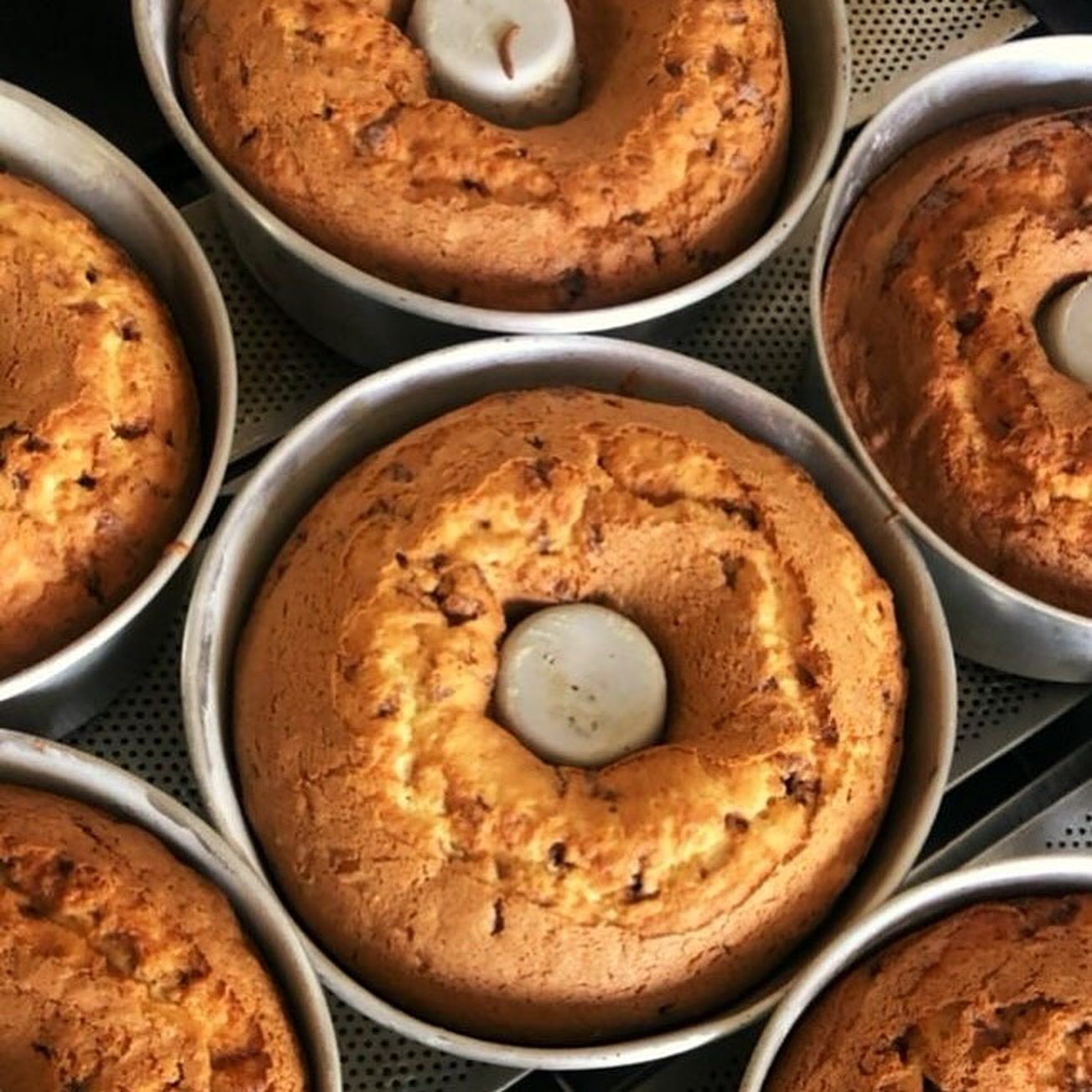 Bolos caseiros recém-saídos do forno, nas formas.